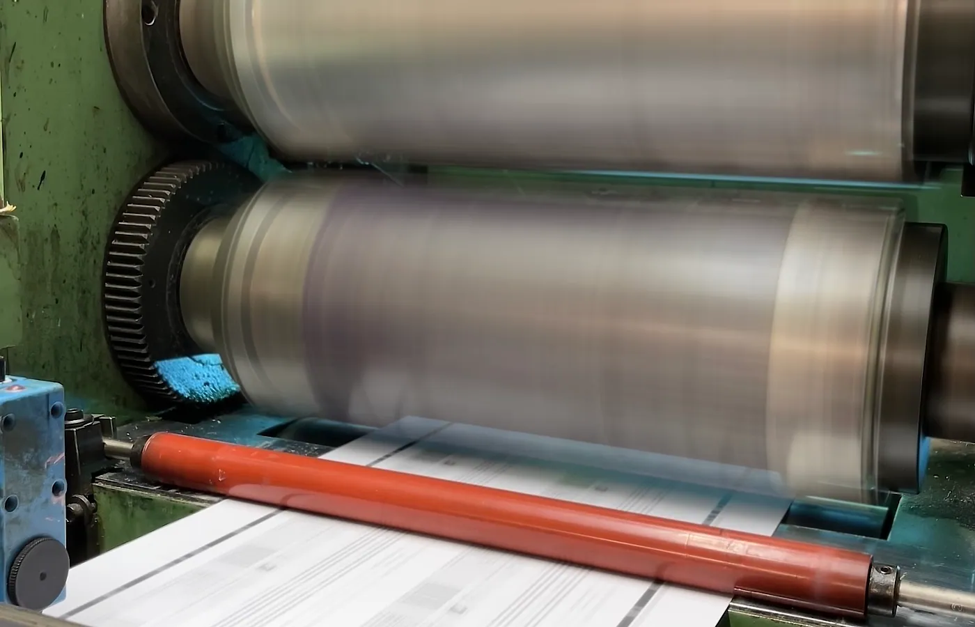 Labels moving through a narrow web label press